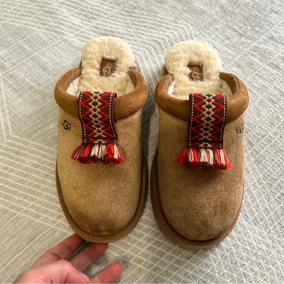 UGG Kids Tazzle Suede Slippers big kid sz 4 - Picture 1 of 12